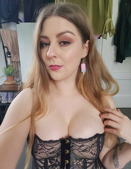 Lorien Gugich sexy actress pictures