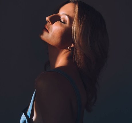 Anneliese Van Der Pol model exclusive img