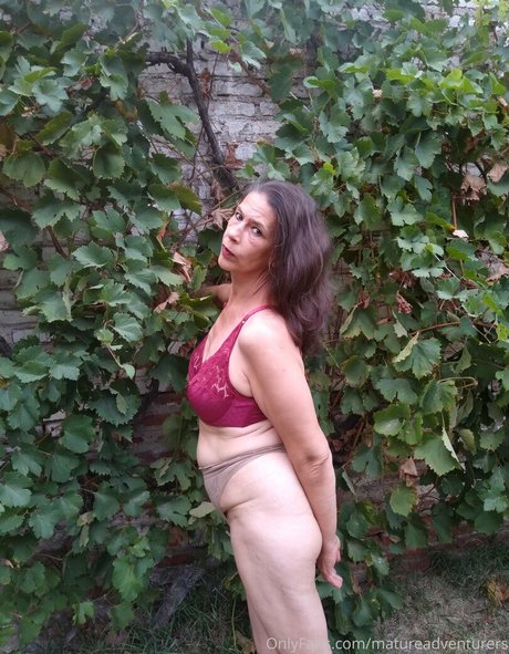 aloneruth free model image