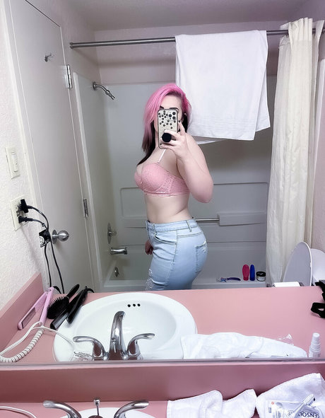 Maxalah nude actress picture