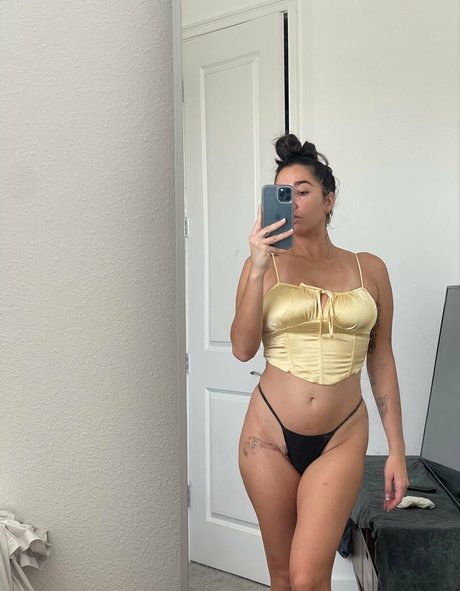 karleegrey hot actress picture
