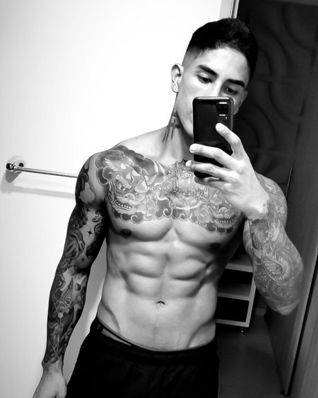 Adan Reilly star sexy picture