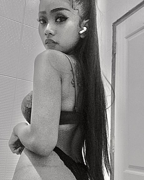 Vichunee s nude model image