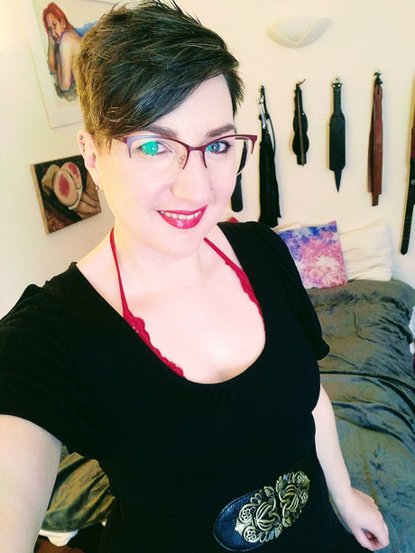 Curvy spanking lover Pandora Blake model adult img
