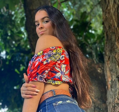 Izabelly Linhares naked model picture