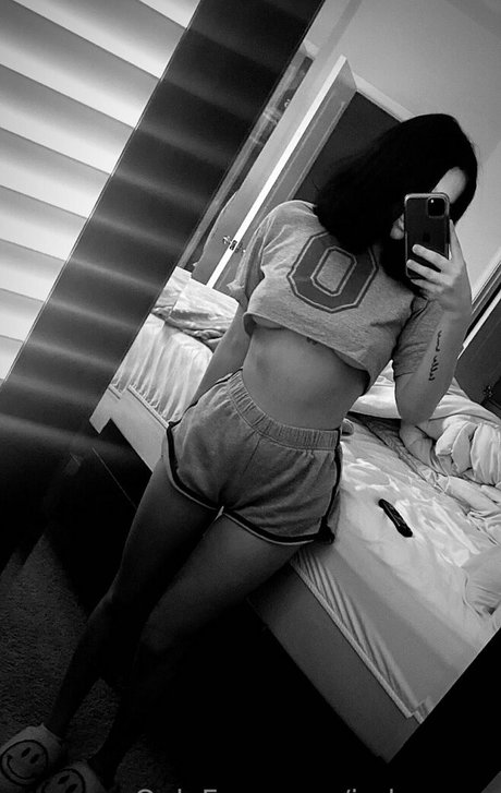 jaderayxo model naked images