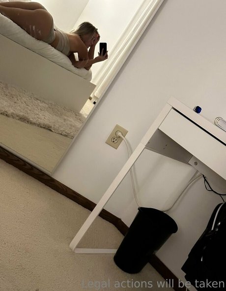 livelovelee nudes star picture