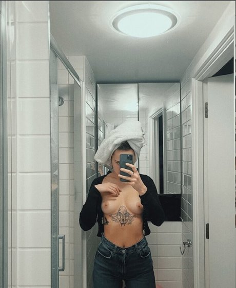 Polinarss model naked pic