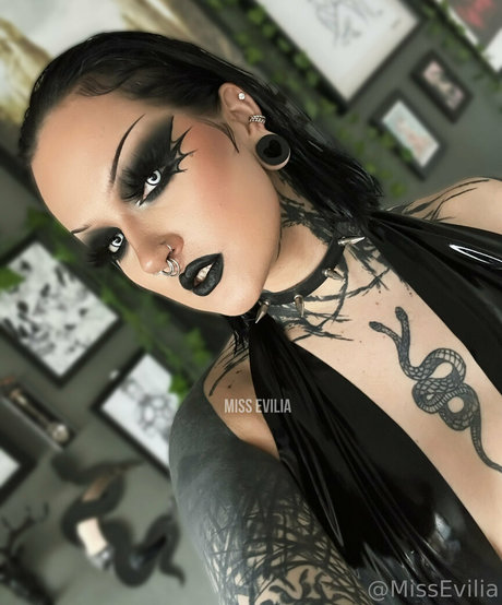 misseviliafree pornstar nude photo