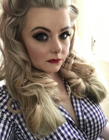 curvydanni pornstar naked picture