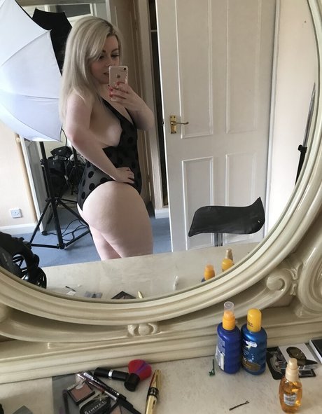 curvydanni erotic pornstar photo