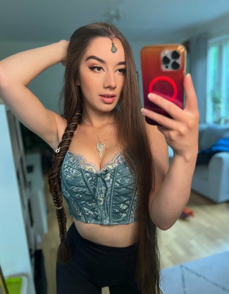 Miss Mikkaa star img