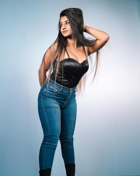 Suhana Khan star art pics