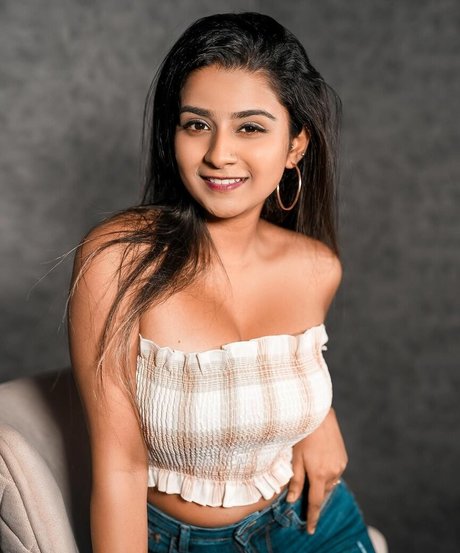 Suhana Khan model free pics