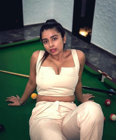 Suhana Khan model top img