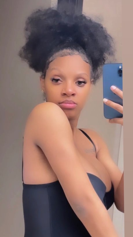 REALPRETTIIEE pornstar nude pictures