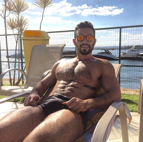 Raphael Eduardo star adult pic