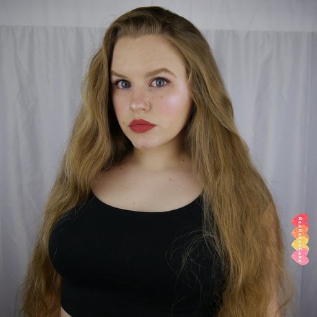 RedRobotCake sexy model pictures