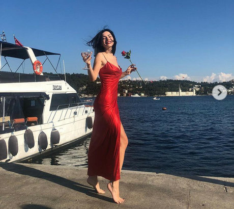 Merve Bolugur naked model images