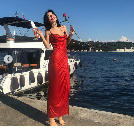 Merve Bolugur model porn img
