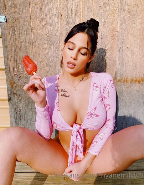 emilyywild1 nude pornstar image