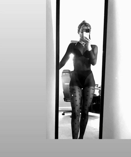 axalrnaed model naked gallery