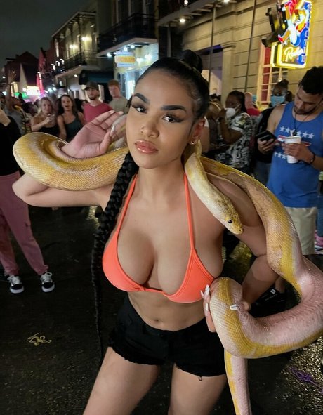 sheismichaela model pic