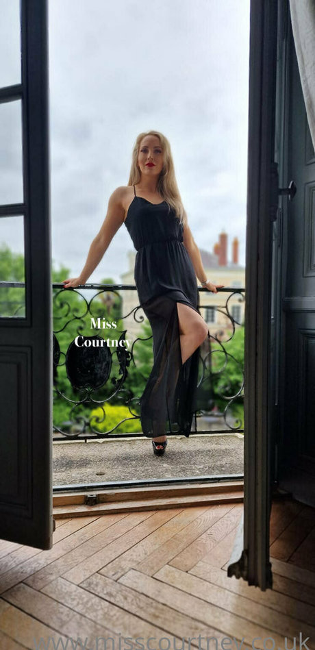 misscourtneyfree erotic model img