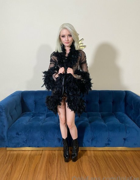 Lola Fae art star pics