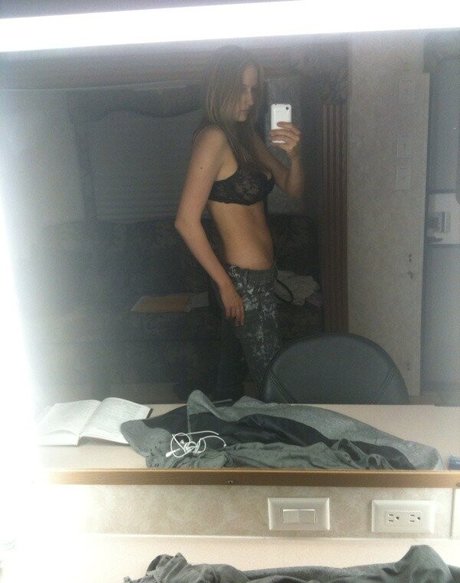 Leelee Sobieski model nude pic