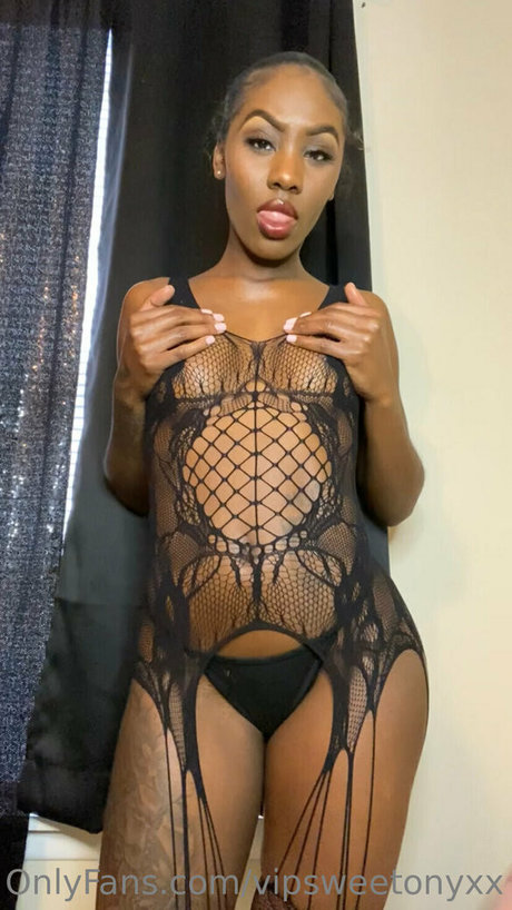 vipsweetonyxx model nude gallery