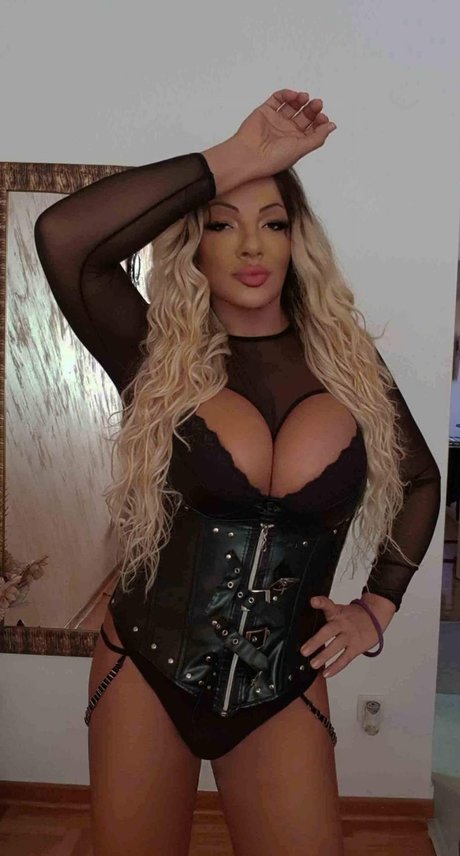 SaraShemale sexy star photo