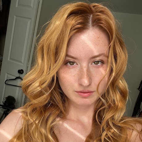 Strawberry Plus pretty pornstar pictures