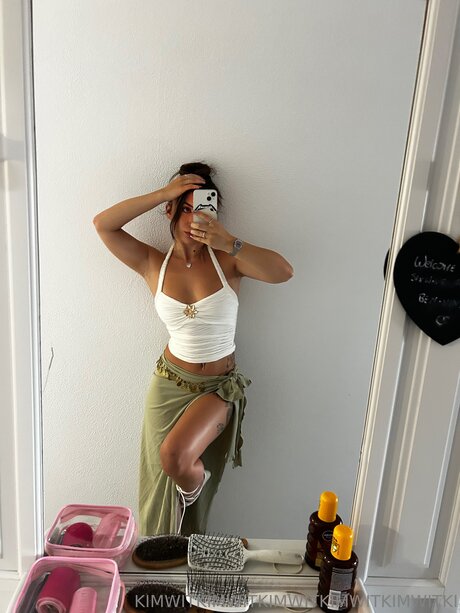 Kim VIDEO CALLS beautiful actress images