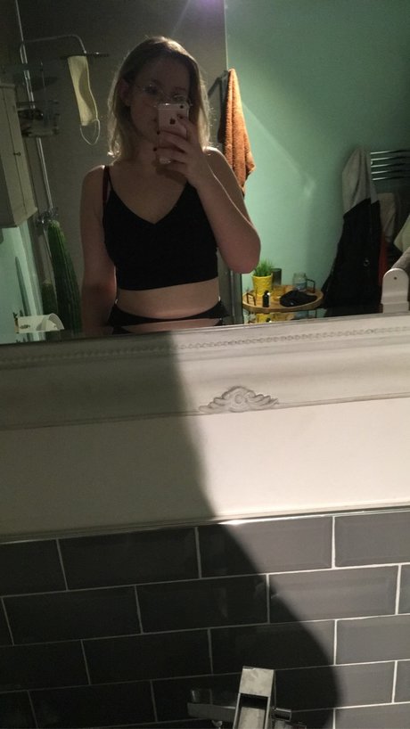 Sophia Brown exclusive star picture