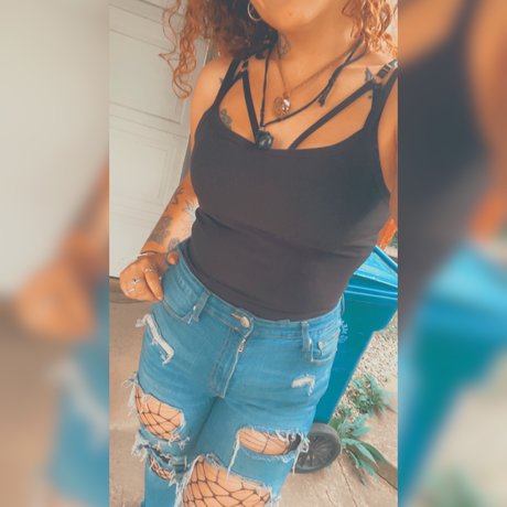 LivvyTooLovely hot model pic