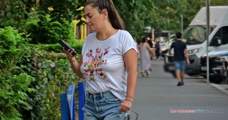 Candid Bralessday star free image