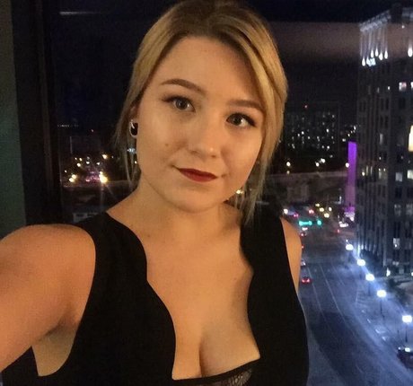 Fooya model nude photo