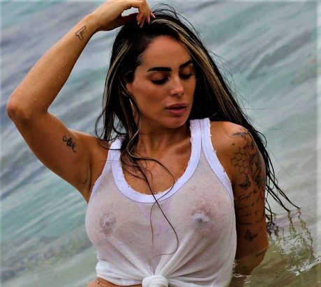 Alin Levi sexy actress pics