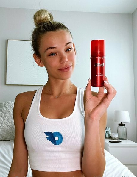 makeupwithmeredithh naked model pic