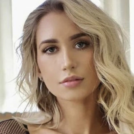 Nikki Sullivan art model pic