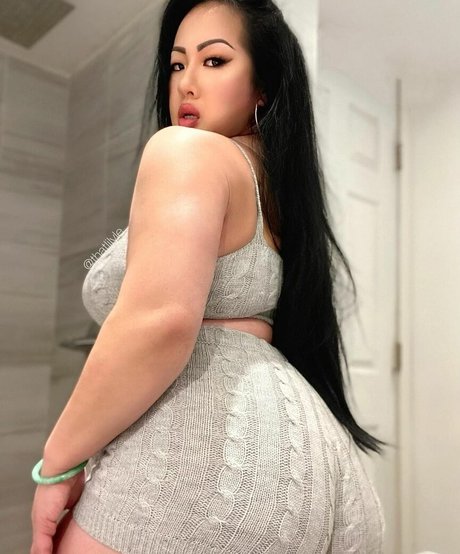 Lily Le model naked pic
