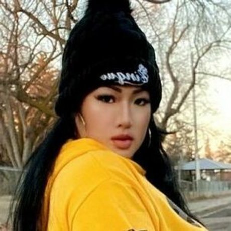 Lily Le model high quality image