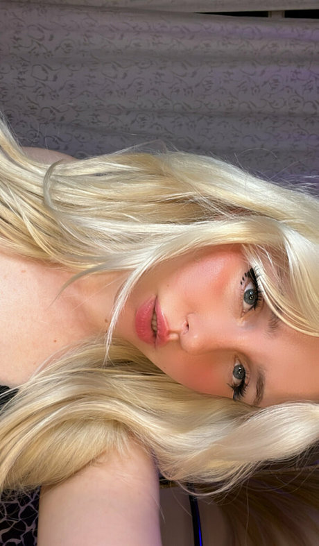 titslikedaisy model nude picture