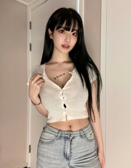 Se Yeon star sexy pic