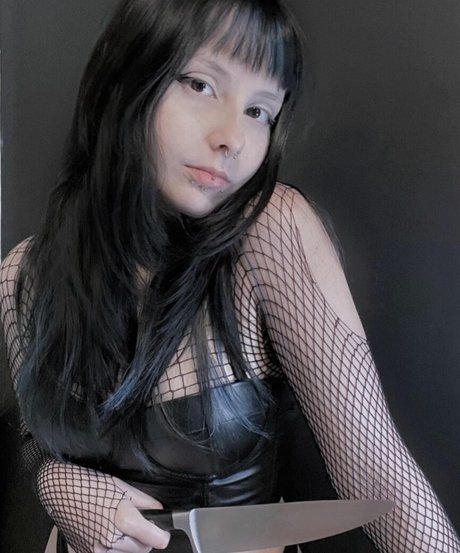 scaringthehoez model art gallery