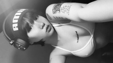 NUEATONG model hot pics