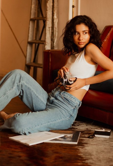 Leona Zenelacci model pretty photo