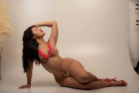 Carolyne model free photo