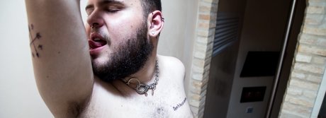 Schne Bear naked model picture